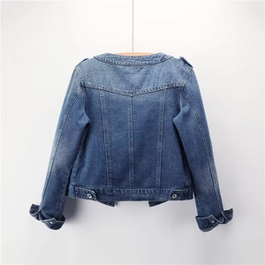 Vue arrière d'une veste en jean bleue classique avec coupe courte et coutures structurées