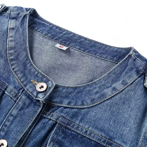 Veste en jean bleu foncé avec col rond et boutons métalliques texturés