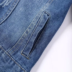 Veste en jean bleu classique avec coutures jaunes contrastées et poche renforcée