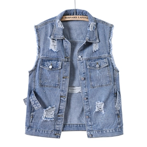 Gilet en jean surdimensionné délavé clair avec détails déchirés et strass brillants