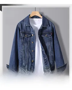Gros plan d'une veste en jean bleu foncé avec boutons métalliques et poches de poitrine