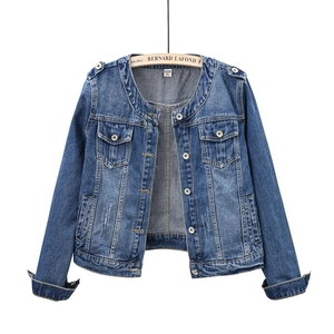Veste en jean courte bleu foncé pour femme avec col rond et poches de poitrine sur blanc