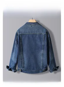 Détail du dos d'une veste en jean bleue montrant les boucles de réglage et coutures