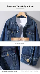 Détails des poches à rabat et des boutons en métal sur une veste en jean bleu foncé délavé