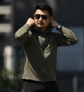Army green hooded softshell jacket for men with full zipper and outdoor zip pockets
