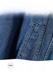 Détail macro du tissu denim bleu foncé montrant la texture sergé et les coutures nettes
