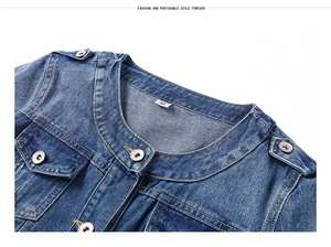 Vue macro du col rond et des épaulettes décoratives sur un gilet en jean bleu denim