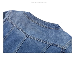 Détail du col arrière et des coutures d'épaule d'une veste en jean bleu moyen pour femme