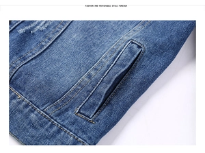 Détail de la veste en jean bleue montrant le tissu sergé, la poche et les coutures