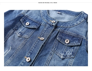 Détails de la veste en jean bleue avec col rond et poches à boutons métalliques gravés