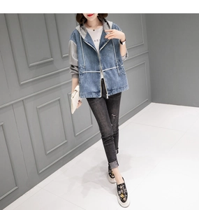 Vue complète de la veste en jean à capuche pour femme avec manches contrastées et zip