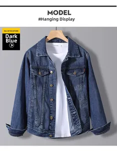 Détail d'une veste en jean bleu foncé avec coutures contrastées et boutons en métal