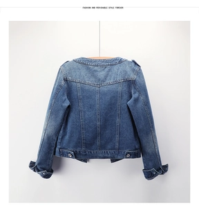 Détail des coutures arrière et des boutons de taille ajustables de cette veste en jean