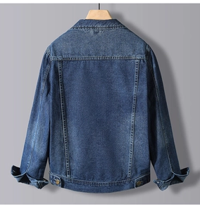 Vue détaillée du dos d'une veste en jean vintage avec boucles de réglage en métal