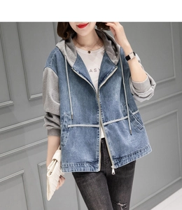 Détail d'une veste en jean à capuche avec manches en tricot gris et cordon de serrage
