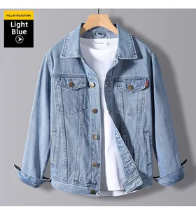 Détail d'une veste en jean bleu clair avec boutons métalliques et poches poitrine