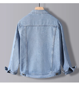 Vue arrière d'une veste en jean bleu clair avec délavage et boutons en métal à la taille