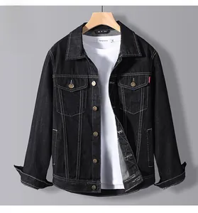 Vue détaillée d'une veste en jean noire avec surpiqûres blanches et poches poitrine