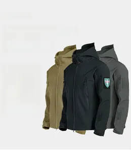 Tre giacche softshell da uomo foderate in pile nei colori kaki, nero e grigio scuro outdoor