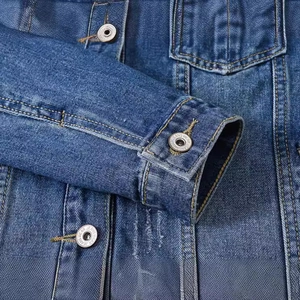 Veste en jean bleu foncé avec surpiqûres jaunes classiques et boutons en métal