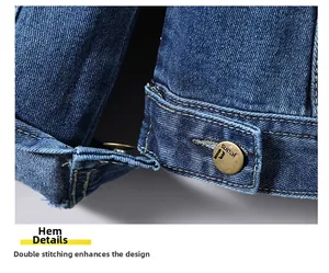 Détail de l'ourlet d'une veste en jean avec double couture et bouton métallique gravé