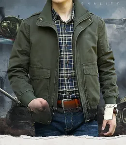 Détail de la veste militaire vert olive avec col montant et broderie mode sur la poitrine