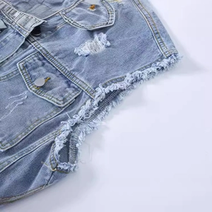 Gilet en jean bleu clair surdimensionné avec trous usés et ourlet effiloché femme