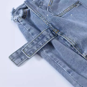 Gilet en jean bleu clair pour femme avec perles décoratives et détails déchirés