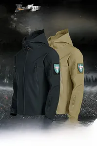 Giacca tattica softshell shark skin con tasche impermeabili e polsini in velcro regolabili