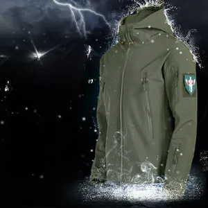 Dettaglio della giacca tattica softshell verde che mostra il tessuto tecnico impermeabile e antivento