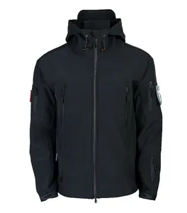 Dettaglio della giacca softshell tattica nera con tessuto impermeabile e tasche sulle maniche