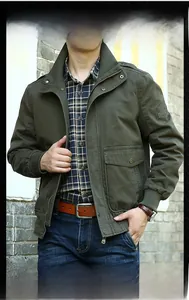 Détail d'une veste militaire vert armée avec col montant et design multi-poches