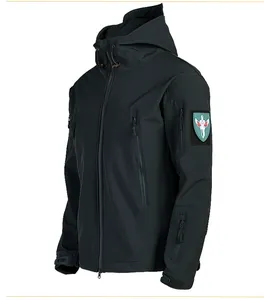 Giacca tattica softshell grigio scuro con tasche multiple a zip e cappuccio regolabile