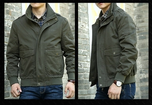 Détails de la veste militaire vert olive avec épaulettes et broderie sur la poitrine