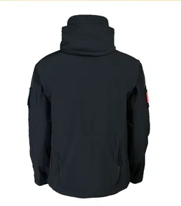 Vista posteriore della giacca tattica softshell nera con cappuccio e tasche posteriori