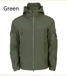 Vista frontale della giacca softshell tattica verde militare con cappuccio e tasche con zip