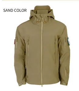 Dettaglio della giacca softshell tattica sabbia con cappuccio e tasche funzionali con zip
