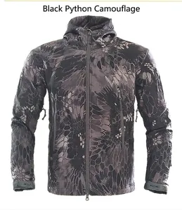 Dettaglio giacca tattica softshell pelle di squalo con mimetica pitone nero e polsini
