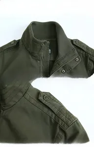 Détails de la veste militaire vert olive montrant le col montant et les épaulettes
