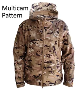 Dettagli della giacca tattica softshell mimetica CP con tasche e fodera in pile