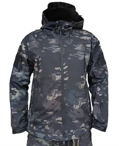 Dettaglio della giacca softshell tattica mimetica notturna con inserti in velcro