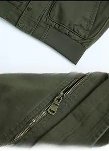 Détail de l'ourlet côtelé et du zip métallique sur la veste militaire verte pour hommes