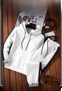 Survol d'un survêtement blanc avec rayures noires et accessoires de mode sur bois
