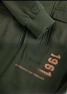 Détail des poignets côtelés et de la doublure vintage sur une veste de style cargo verte
