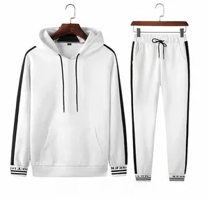 Détail du survêtement blanc pour homme avec bandes contrastées et imprimés aux manches