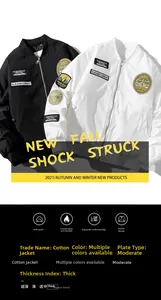Detailansicht der Militär-Stickerei auf einer dicken MA1 Fliegerjacke für Herren und Damen