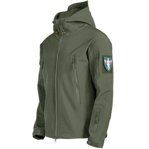 Giacca tattica softshell verde militare con cappuccio e tasche impermeabili zip