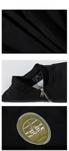 Detailansicht von Rippkragen, Stickerei-Aufnäher und Metallreißverschluss der schwarzen Bomberjacke