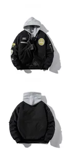 Detail der MA1 Bomberjacke mit Militärstickerei und kontrastierender Kapuze