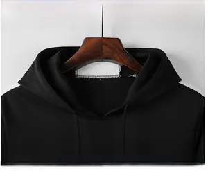 Vue détaillée du sweat à capuche noir avec bandes blanches sur les épaules et cintre